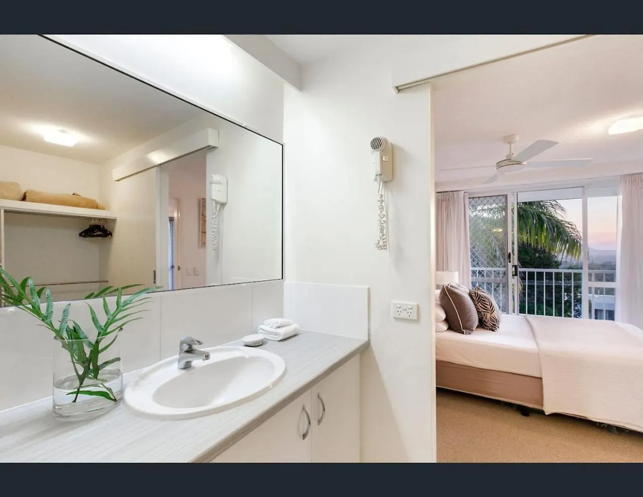 Opulent Noosa Hinterland Sunsets Apartment